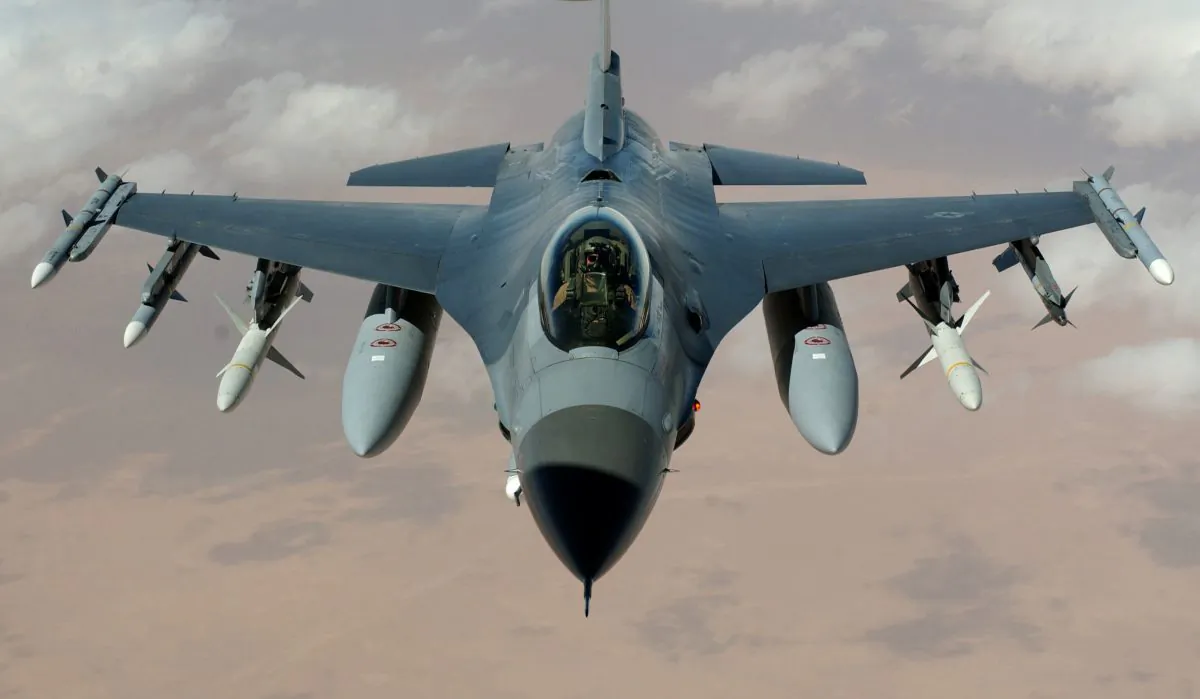 Một chiếc F-16 Fighting Falcon đang thực hiện một nhiệm vụ trong một bức ảnh tư liệu. (Ảnh: Ảnh của Không lực Hoa Kỳ do Thượng sĩ Cherie A. Thurlby chụp)