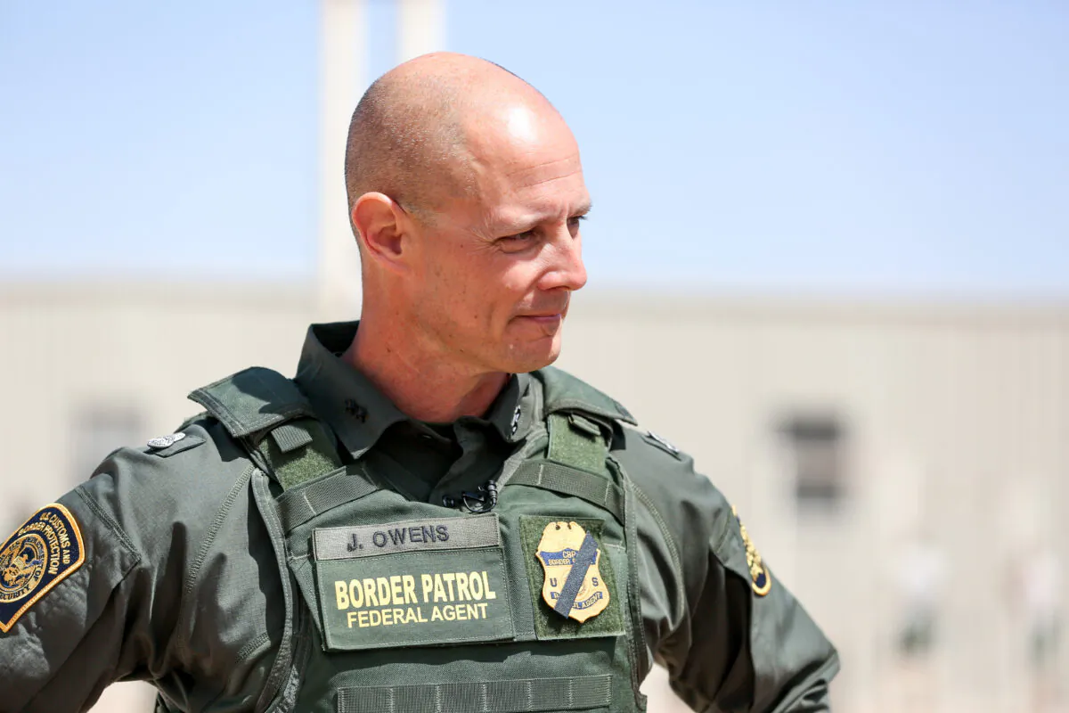 Ông Jason Owens, giám đốc Lực lượng Tuần tra Biên giới của cơ sở huấn luyện Lực lượng Tuần tra Biên giới ở Artesia, New Mexico, vào ngày 01/04/2021. (Ảnh: Charlotte Cuthbertson/The Epoch Times)