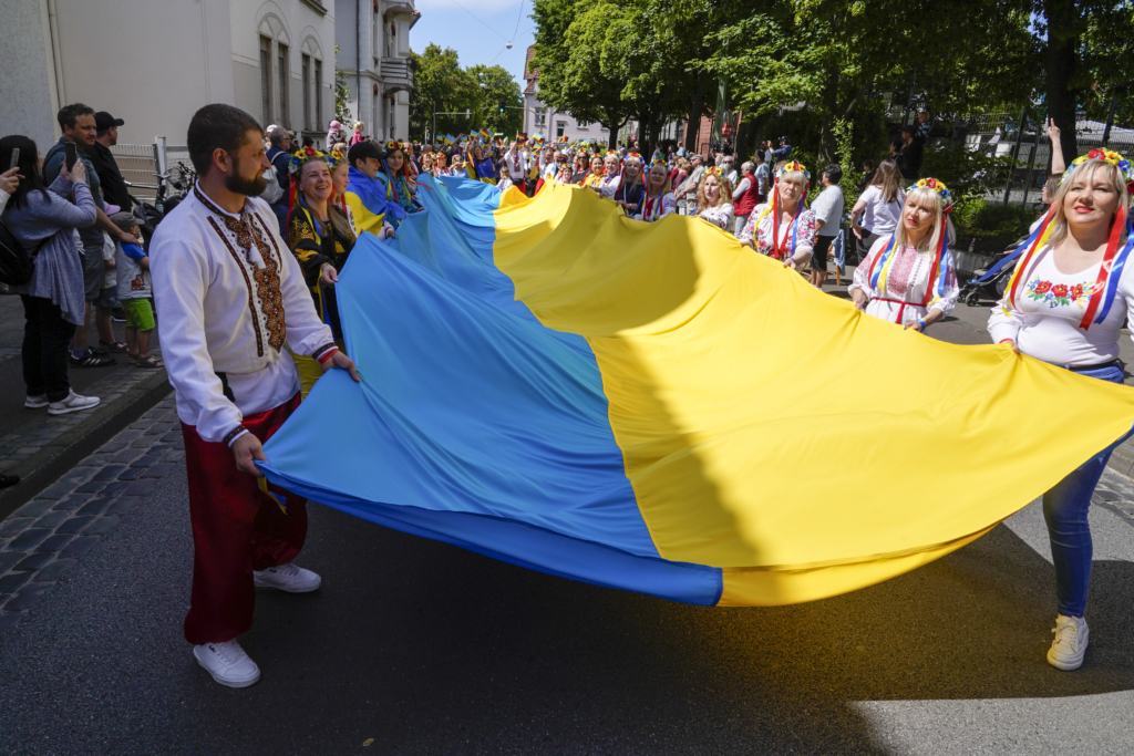 Công chúng chào đón đoàn diễn hành của các học viên Pháp Luân Công tại lễ hội văn hóa Carnival ở Bielefeld, Đức
