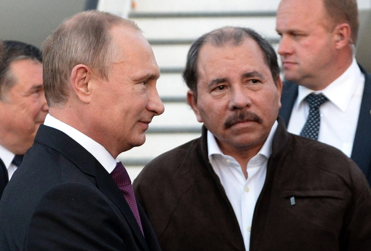 Tổng thống Nicaragua Daniel Ortega (phải) và Tổng thống Nga Vladimir Putin (trái) tham dự một buổi lễ tiếp đón tại một phi trường ở Managua, Nicaragua, hôm 11/07/2014. (Ảnh: Alexei Nikolsky, Dịch vụ báo chí của Tổng thống/Ảnh AP)