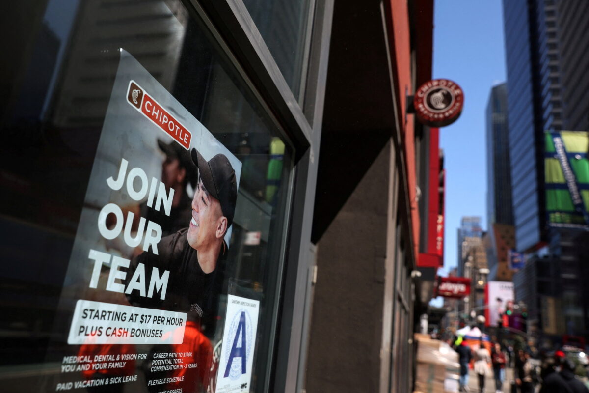 Một tấm biển tuyển dụng được dán trên cửa sổ của một nhà hàng Chipotle ở New York, vào ngày 29/04/2022. (Ảnh: Shannon Stapleton/File Photo/Reuters)