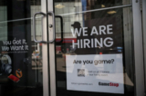 Thông báo tuyển người được dán trên cửa một cửa hàng GameStop ở New York hôm 29/04/2022. (Ảnh: Shannon Stapleton/Reuters)