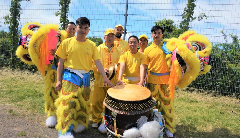 Công chúng chào đón đoàn diễn hành của các học viên Pháp Luân Công tại lễ hội văn hóa Carnival ở Bielefeld, Đức