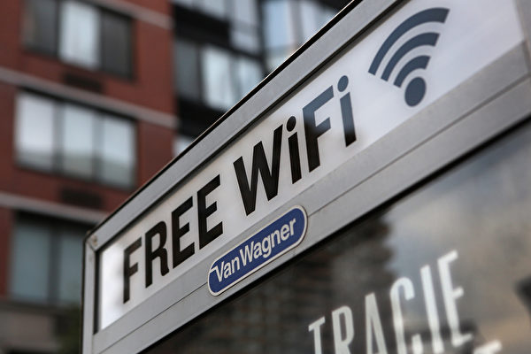 Đừng tùy tiện kết nối với WiFi lạ miễn phí. (Ảnh: John Moore / Getty Images)