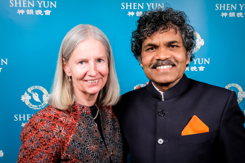 Vào ngày 06/04/2015, ông Mahanandia và phu nhân Schedvin đã đến thưởng lãm buổi biểu diễn của Shen Yun ở Stockholm, thủ đô Thụy Điển. (Ảnh: NTDTV)