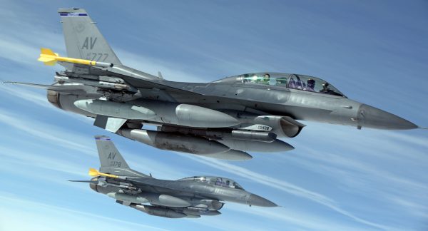 Hai chiếc F-16 Fighting Falcon (Chim ưng Bay F-16) từ Phi đội Tiêm kích cơ số 31, Căn cứ Không quân Aviano, Ý, bay qua châu Âu vào ngày 20/03/2015. (Ảnh: Lực lượng Không quân Hoa Kỳ/Hạ sĩ Christine Griffiths)
