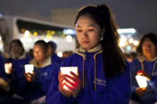 Các học viên Pháp Luân Đại Pháp tổ chức một buổi thắp nến tưởng niệm như một cuộc kháng nghị ôn hòa gần Lãnh sự quán Trung Quốc ở New York, vào ngày 25/04/2014. Cuộc kháng nghị nhằm phản đối cuộc đàn áp môn tu luyện kéo dài 15 năm của chính quyền Trung Quốc. (Ảnh: Samira Bouaou/The Epoch Times)