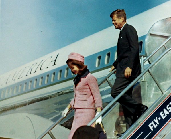 Tổng thống John F. Kennedy cùng đệ nhất phu nhân Jacqueline Bouvier Kennedy bước xuống các bậc thang của Không Lực Một khi họ đến Love Field ở Dallas, Texas, chưa đầy một giờ trước khi ông bị ám sát vào ngày 22/11/1963. (Ảnh: Thư viện JFK/Tòa Bạch Ốc /Cecil Stoughton/Reuters)