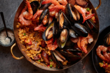 Paella là một trong những món ăn nổi tiếng nhất trong ẩm thực Tây Ban Nha, được một số người coi là món ăn quốc gia. (Ảnh: Jennifer Segal)