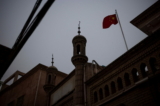Quốc kỳ Trung Quốc tung bay trên một nhà thờ Hồi giáo ở thành phố cổ ở địa khu Kashgar (Khách Thập), Khu tự trị Duy Ngô Nhĩ Tân Cương, Trung Quốc, vào ngày 04/05/2021. (Ảnh: Thomas Peter/Reuters)