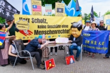 Các cuộc biểu tình song hành với các cuộc tham vấn liên chính phủ Đức-Trung lần thứ 7 trước phủ Thủ tướng Liên bang tại Berlin, Đức. (Ảnh: Zhentong Zheng/Epoch Times)