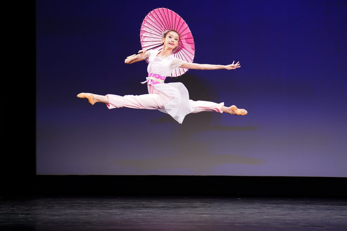 Nghệ sĩ múa Carol Huang (Hoàng Duyệt) tham gia hạng mục nữ thiếu niên của Cuộc thi Vũ đạo Trung Hoa Cổ điển Quốc tế lần thứ 9 tại tiểu bang New York vào ngày 04/09/2021. (Ảnh: Larry Dye/The Epoch Times)