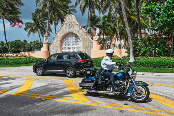 Các nhân viên chấp pháp trước tư gia của cựu Tổng thống Donald Trump tại Mar-A-Lago ở Florida vào ngày 08/08/2022. (Ảnh: Giorgio Viera/AFP qua Getty Images)