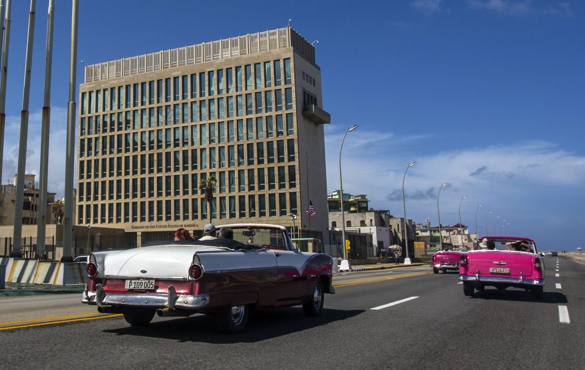 Du khách lái những chiếc xe mui trần cổ điển trên con đường đá ven biển Malecon bên cạnh Đại sứ quán Hoa Kỳ ở Havana, Cuba, vào ngày 03/10/2017. (Ảnh AP/Desmond Boylan)