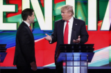 Các ứng cử viên tổng thống của Đảng Cộng Hòa, ông Donald Trump, bên phải, và Thượng nghị sĩ Marco Rubio (Cộng Hòa-Florida) nói chuyện trong giờ giải lao của một cuộc tranh luận tổng thống ở Coral Gables, Florida, vào ngày 10/03/2016. (Ảnh: AP Photo/Wilfredo Lee)