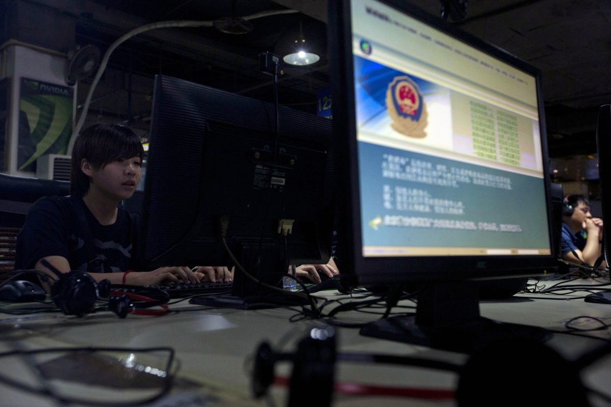 Máy điện toán tại một quán cà phê Internet ở Bắc Kinh đang hiển thị thông báo từ Vạn lý Tường lửa của Trung Quốc về việc sử dụng Internet đúng cách. Các trang tin tức mới được công bố vào tuần trước sẽ chặn các công ty ngoại quốc xuất bản hầu hết mọi dạng nội dung trực tuyến. (Ảnh: Ng Han Guan, File/AP Photo)