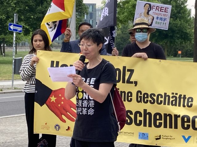 Giáo sư Amy Siu, thành viên hội đồng quản trị của hai hiệp hội dân chủ Hồng Kông ở Đức, diễn thuyết tại cuộc biểu tình trước Phủ Thủ tướng ở Berlin, Đức. (Ảnh: The Epoch Times)
