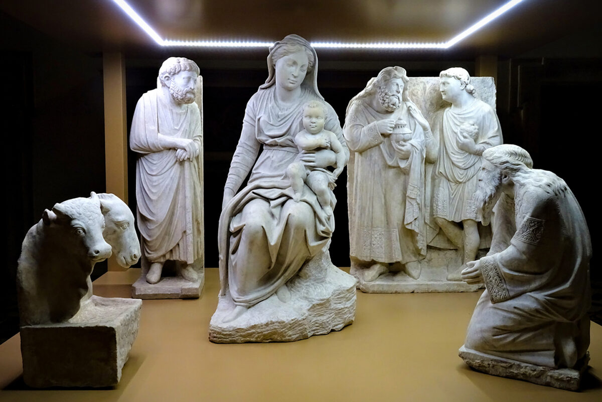 Hang đá điêu khắc đầu tiên được ông Arnolfo di Cambio chế tác vào năm 1290 dành cho Vương cung Thánh đường Đức Bà Cả (St. Mary Major). (Ảnh cắt: Hugo DK/ CC BY-SA 4.0)