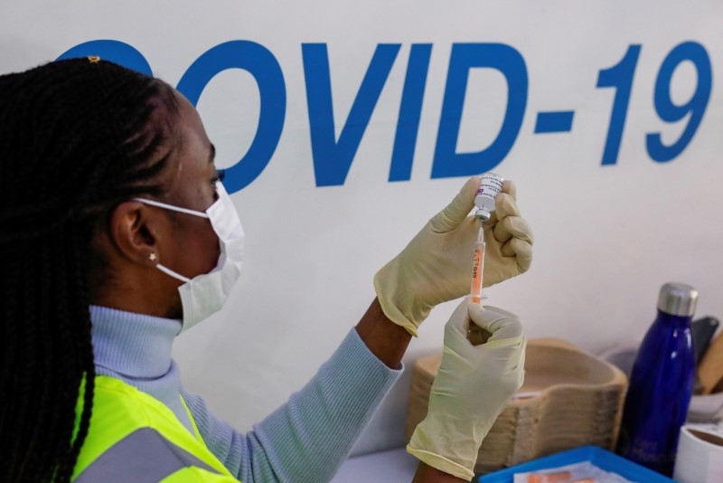 Hình ảnh nhân viên y tế đang chuẩn bị một liều vaccine tại trung tâm chích ngừa COVID-19 tại Rạp chiếu phim Odeon Luxe ở Maidstone, Anh, vào ngày 10/02/2021. (Ảnh: Andrew Couldridge/Reuters)