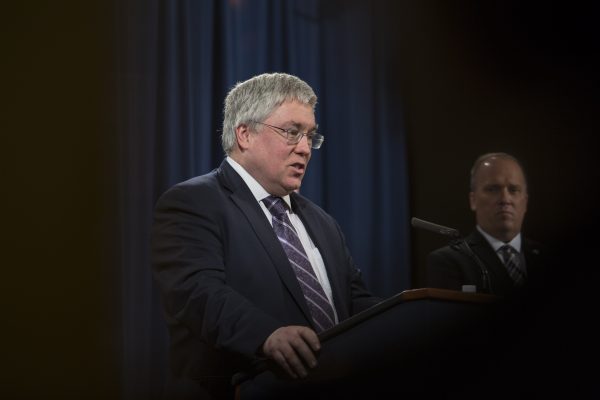 Tổng Chưởng lý West Virginia Patrick Morrisey nói chuyện trong một cuộc họp báo tại Bộ Tư pháp ở Hoa Thịnh Đốn vào ngày 27/02/2018. (Ảnh: Toya Sarno Jordan/Getty Images)