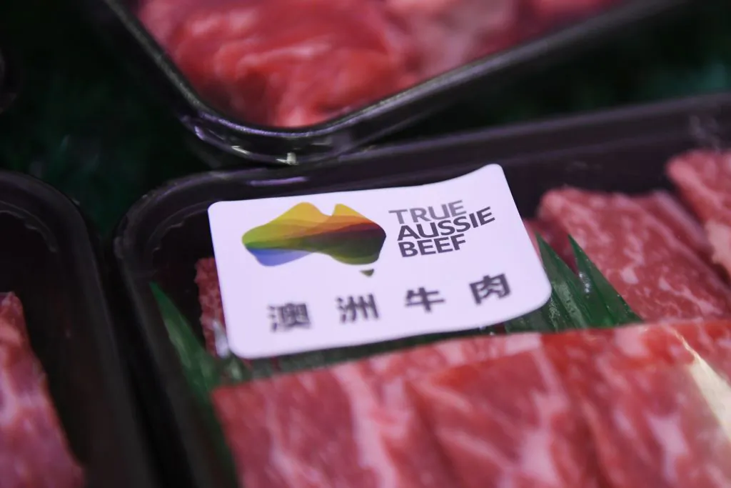 Thịt bò Úc được bán tại một siêu thị ở Bắc Kinh vào ngày 12/05/2020. Trung Quốc đã đình chỉ nhập cảng từ bốn nhà cung cấp thịt bò lớn của Úc vào ngày 12/05, chỉ vài tuần sau khi đại sứ Bắc Kinh cảnh báo về một cuộc tẩy chay của người tiêu dùng để trả đũa việc Canberra thúc đẩy điều tra nguồn gốc của virus corona. (Ảnh: Greg Baker/AFP qua Getty Images)