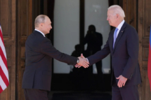 Tổng thống Joe Biden (bên phải) và Tổng thống Nga Vladimir Putin (bên trái), gặp nhau tại Villa la Grange ở Geneva, Thụy Sĩ, vào ngày 16/06/2021. (Ảnh: Patrick Semansky/AP Photo)