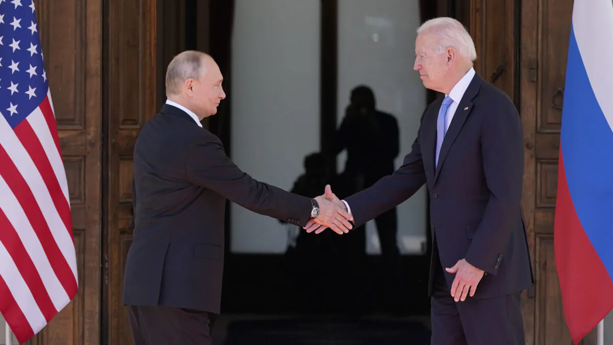 Tổng thống Joe Biden (bên phải) và Tổng thống Nga Vladimir Putin (bên trái), gặp nhau tại Villa la Grange ở Geneva, Thụy Sĩ, vào ngày 16/06/2021. (Ảnh: Patrick Semansky/AP Photo)