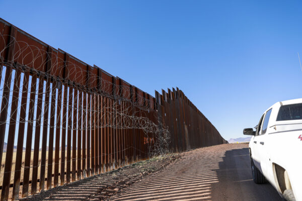 Đoạn cuối của bức tường biên giới thời ông Obama nhường chỗ cho bức tường cao hơn, cao 30 foot (9 mét) thời ông Trump ở biên giới Hoa Kỳ-Mexico gần Naco, Arizona, vào ngày 06/12/2021. (Ảnh: Charlotte Cuthbertson/The Epoch Times)