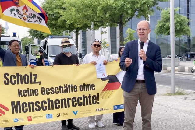 Nghị viên Michael Brand (CDU) tại cuộc biểu tình phản đối các vi phạm nhân quyền đối với các cộng đồng tôn giáo và dân tộc thiểu số ở Trung Quốc của Đảng Cộng sản Trung Quốc (ĐCSTQ) trước Phủ Thủ tướng ở Berlin vào ngày 20/06/2023. (Ảnh: The Epoch Times)