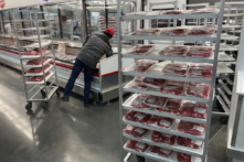 Một nhân viên bổ sung thịt tại một cửa hàng bách hóa ở Bắc Miami, hôm 17/01/2023. (Ảnh: Wilfredo Lee/AP Photo)