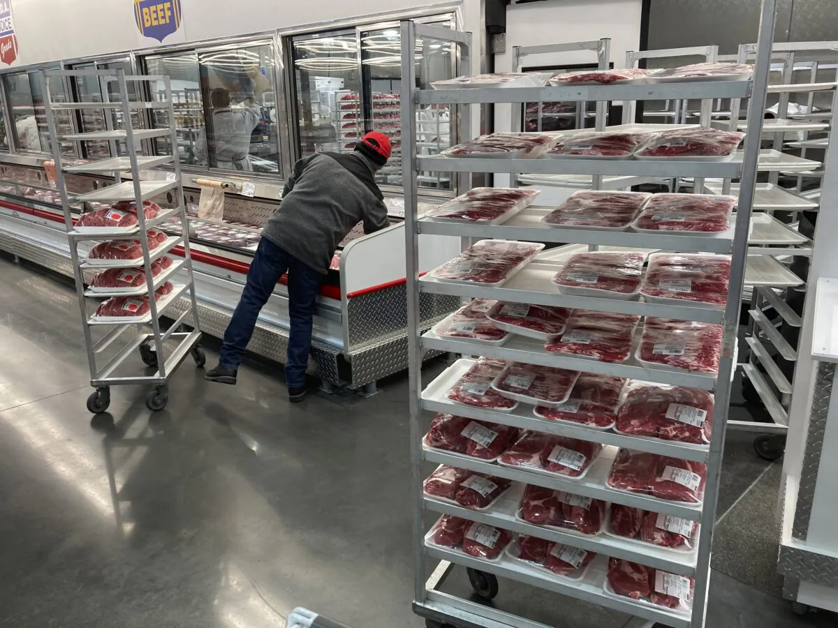 Một nhân viên bổ sung thịt tại một cửa hàng bách hóa ở Bắc Miami, hôm 17/01/2023. (Ảnh: Wilfredo Lee/AP Photo)