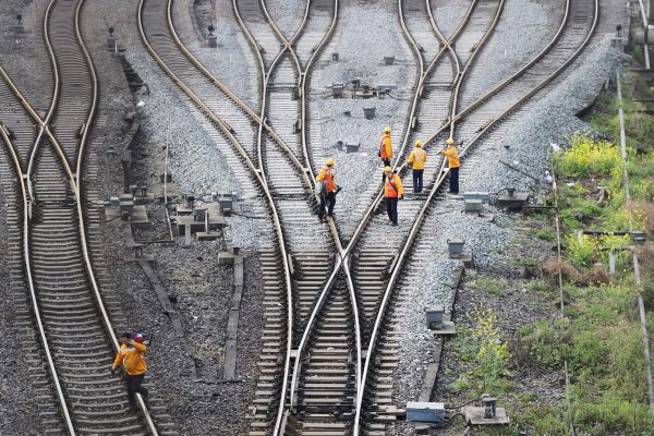 Công nhân kiểm tra đường ray của một tuyến đường sắt vận chuyển hàng hóa thuộc Sáng kiến ​​Vành đai và Con đường nối Trùng Khánh với Duisburg, tại nhà ga Đạt Châu ở tỉnh Tứ Xuyên, Trung Quốc, vào ngày 14/03/2019. (Ảnh: Reuters)