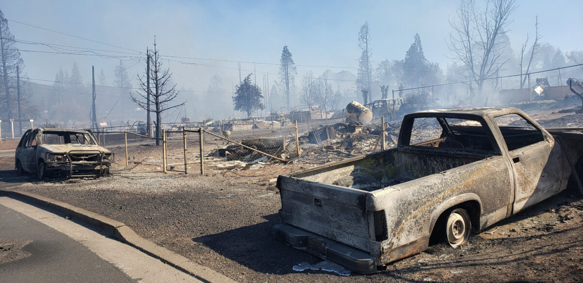 Một khu phố cháy âm ỉ sau khi bị phá hủy bởi vụ cháy rừng Mill Fire ở Weed, California, hôm 02/09/2022. (Ảnh: Hung T. Vu/The Record Searchlight qua AP)