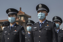 Đội cảnh viên Trung Quốc đeo khẩu trang tại ga xe lửa Bắc Kinh vào ngày 04/04/2020 tại Bắc Kinh, Trung Quốc. (Ảnh: Kevin Frayer/Getty Images)