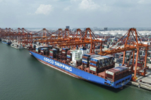 Ảnh chụp từ trên cao cho thấy một tàu container neo đậu tại cầu cảng Khâm Châu ở Khâm Châu thuộc khu Tự trị dân tộc Choang Quảng Tây, miền nam Trung Quốc vào ngày 13/09/2022. (Ảnh: Zhang Ailin/Tân Hoa Xã qua AP)