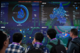 Khách tham quan xem chương trình nhu liệu bảo mật AI (Trí tuệ Nhân tạo) trên màn hình tại Triển lãm Quốc tế Trung Quốc về An toàn và An ninh Công cộng lần thứ 14 tại Trung tâm Triển lãm Quốc tế Trung Quốc ở Bắc Kinh vào ngày 24/10/2018. (Ảnh: Nicolas Asfouri/AFP qua Getty Images)