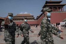 Binh sĩ Trung Quốc bên ngoài Tử Cấm Thành ở Bắc Kinh vào ngày 01/10/2020. (Ảnh: NICOLAS ASFOURI/AFP qua Getty Images)