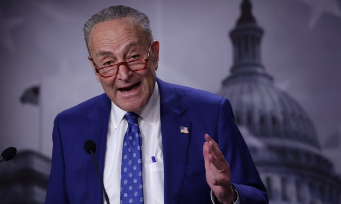 Lãnh đạo Đa số Thượng viện, Thượng nghị sĩ Chuck Schumer (Dân Chủ-New York) trình bày trong một cuộc họp báo tại Điện Capitol, hôm 07/02/2023. (Ảnh: Alex Wong/Getty Images)