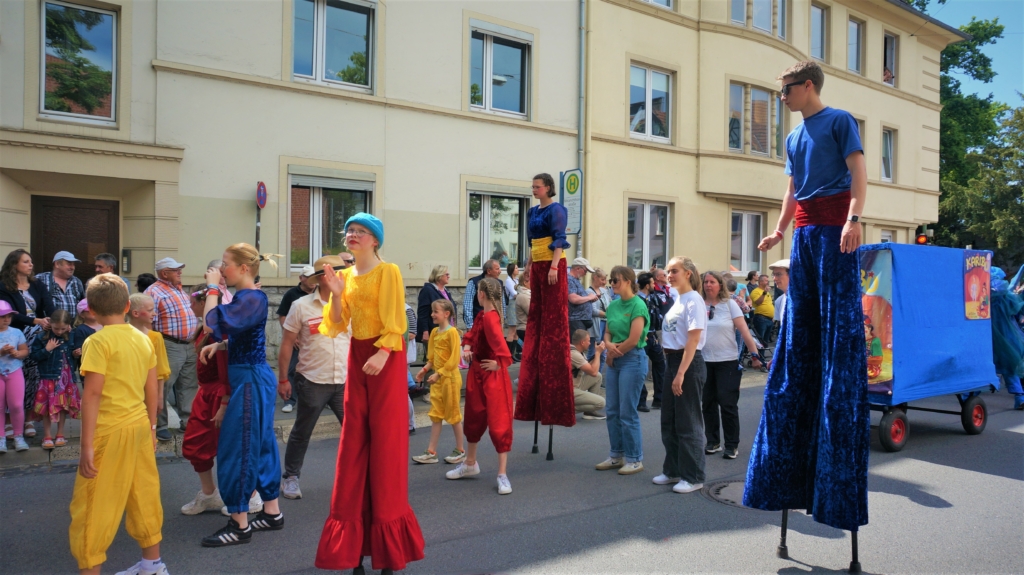 Công chúng chào đón đoàn diễn hành của các học viên Pháp Luân Công tại lễ hội văn hóa Carnival ở Bielefeld, Đức