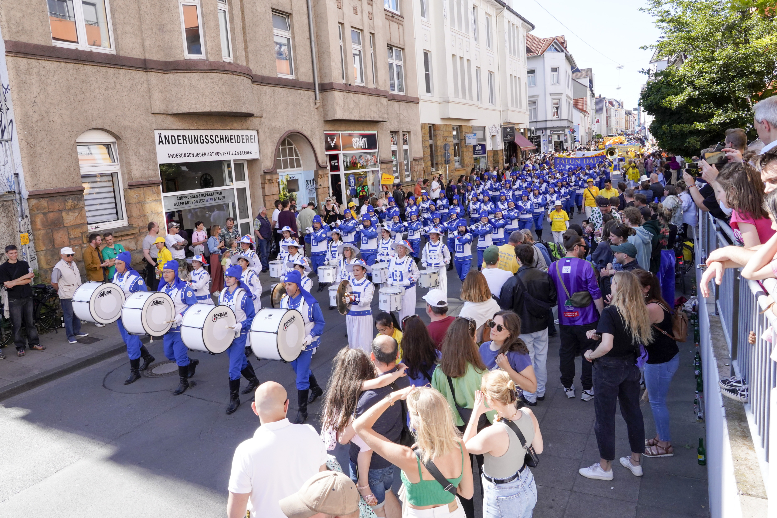 Công chúng chào đón đoàn diễn hành của các học viên Pháp Luân Công tại lễ hội văn hóa Carnival ở Bielefeld, Đức