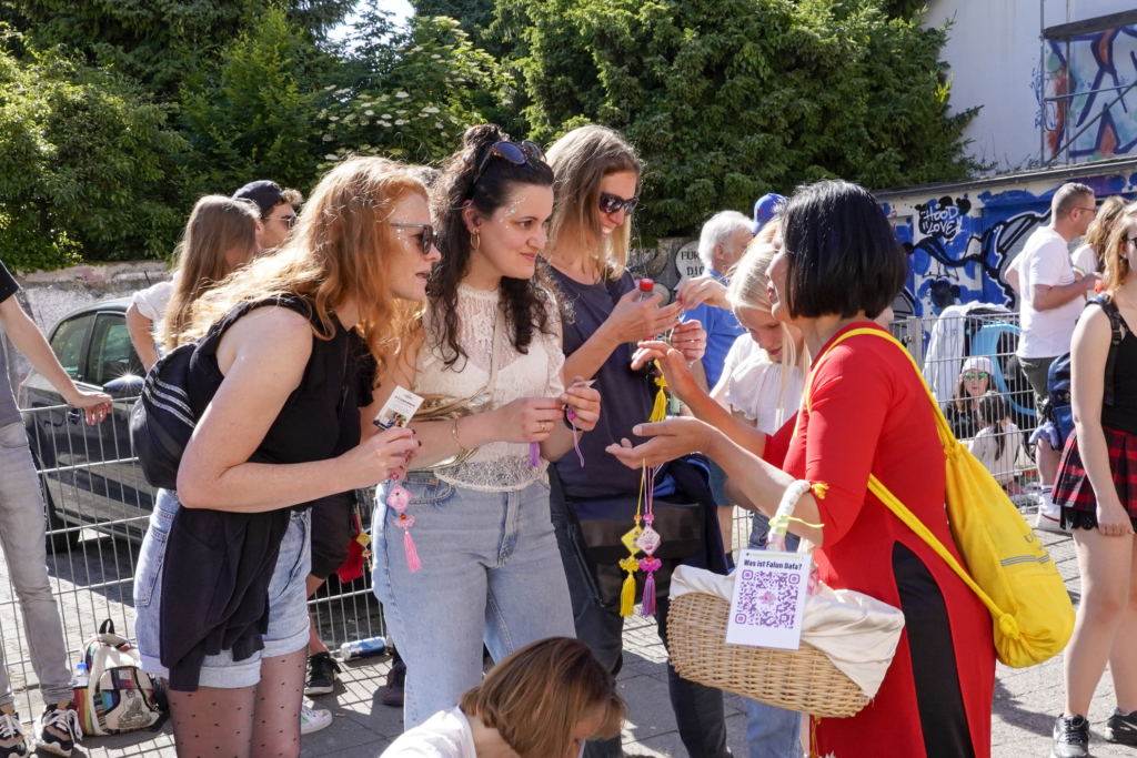 Công chúng chào đón đoàn diễn hành của các học viên Pháp Luân Công tại lễ hội văn hóa Carnival ở Bielefeld, Đức