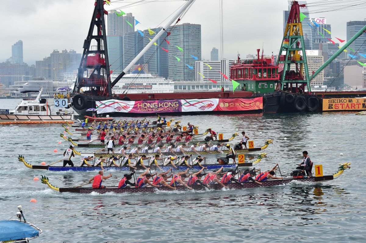 Người dân Hồng Kông cử hành Lễ hội Thuyền Rồng tại Central Harbourfront ở Hồng Kông vào ngày 12/06 /2016. (Ảnh: Bill Cox/The Epoch Times)
