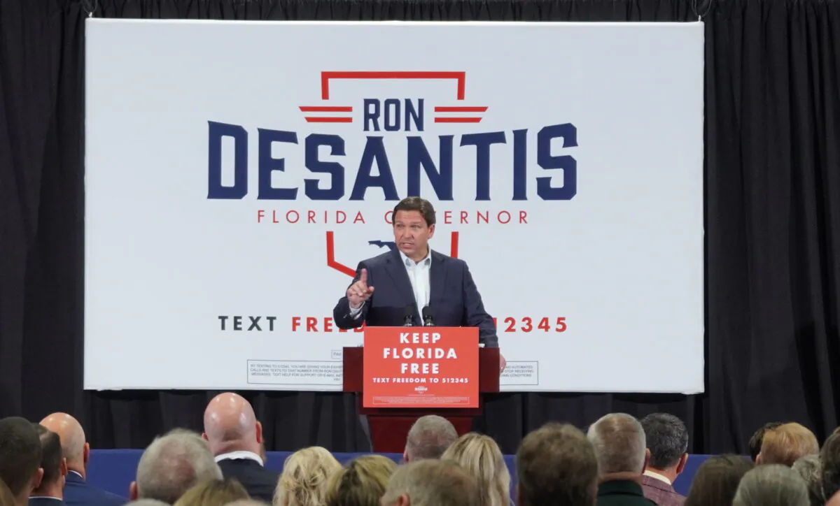 Thống đốc Florida Ron DeSantis, một thành viên Đảng Cộng Hòa, khinh miệt hệ tư tưởng cánh tả, nói rằng Florida là “nơi ‘thức tỉnh’ sẽ lụi tàn,” tại một điểm vận động tranh cử ở vùng nông thôn phía bắc Florida vào ngày 03/11/2022. (Ảnh: Nanette Holt/The Epoch Times)