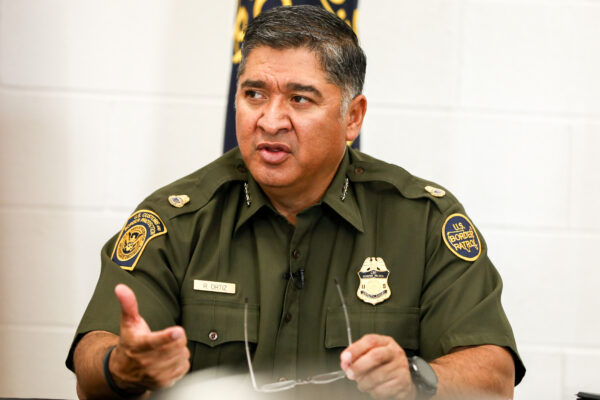 Giám đốc Lực lượng Tuần tra Biên giới Hoa Kỳ Raul Ortiz tại một cuộc họp báo ở Del Rio, Texas, vào ngày 24/06/2021. (Ảnh: Charlotte Cuthbertson/The Epoch Times)