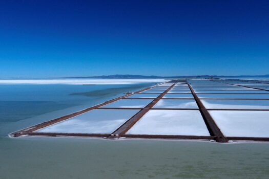 Các bể bay hơi để khai thác lithium tại Salar de Uyuni, một bãi muối trắng rộng lớn ở trung tâm của cuộc chạy đua tài nguyên toàn cầu để giành lấy lithium kim loại dùng cho pin, bên ngoài thành phố Uyuni, Bolivia vào ngày 26/03/2022. (Ảnh: Claudia Morales/Reuters)