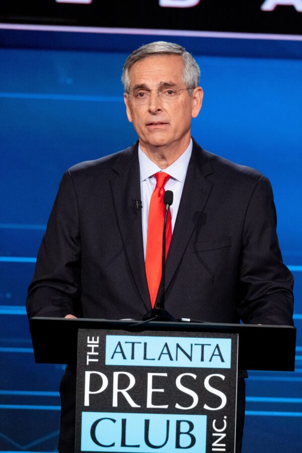 Ông Brad Raffensperger, Tổng Thư ký Tiểu bang Georgia đương nhiệm của Đảng Cộng Hòa, tại cuộc tranh luận của Câu lạc bộ Báo chí Atlanta vào ngày 18/10/2022. (Ảnh: Dustin Chambers/Reuters)