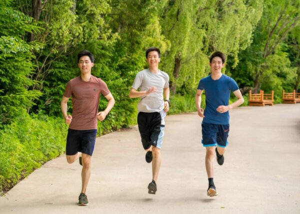 Các sinh viên chạy bộ quanh khuôn viên Dragon Springs ở Deerpark, New York. (Ảnh đăng dưới sự cho phép của Đại học Phi Thiên)
