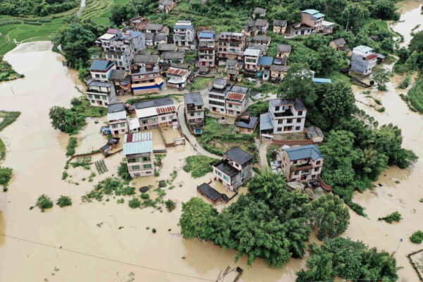 Các cánh đồng và tòa nhà bị ngập sau những trận mưa lớn ở huyện Dung An (Rongan), Quảng Tây, Trung Quốc, vào ngày 13/06/2022. (Ảnh: STR/AFP qua Getty Images)