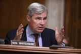 Thành viên Ủy ban Công trình Công cộng và Môi trường Thượng viện, Thượng nghị sĩ Sheldon Whitehouse (Dân Chủ-Rhode Island) đặt câu hỏi cho ông Andrew Wheeler trong phiên điều trần xác nhận của ông để trở thành giám đốc tiếp theo của Cơ quan Bảo vệ Môi trường ở Hoa Thịnh Đốn vào ngày 16/01/2019. (Ảnh: Chip Somodevilla/Getty Images)