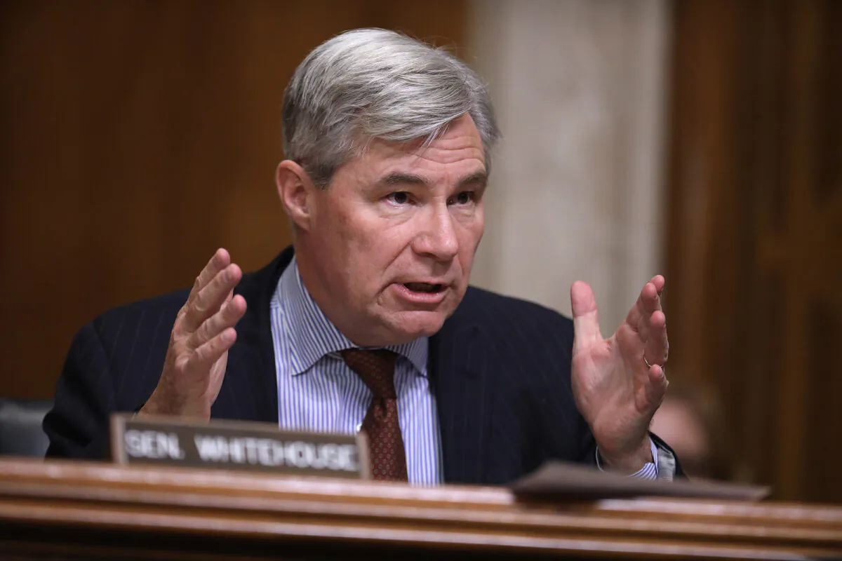 Thành viên Ủy ban Công trình Công cộng và Môi trường Thượng viện, Thượng nghị sĩ Sheldon Whitehouse (Dân Chủ-Rhode Island) đặt câu hỏi cho ông Andrew Wheeler trong phiên điều trần xác nhận của ông để trở thành giám đốc tiếp theo của Cơ quan Bảo vệ Môi trường ở Hoa Thịnh Đốn vào ngày 16/01/2019. (Ảnh: Chip Somodevilla/Getty Images)